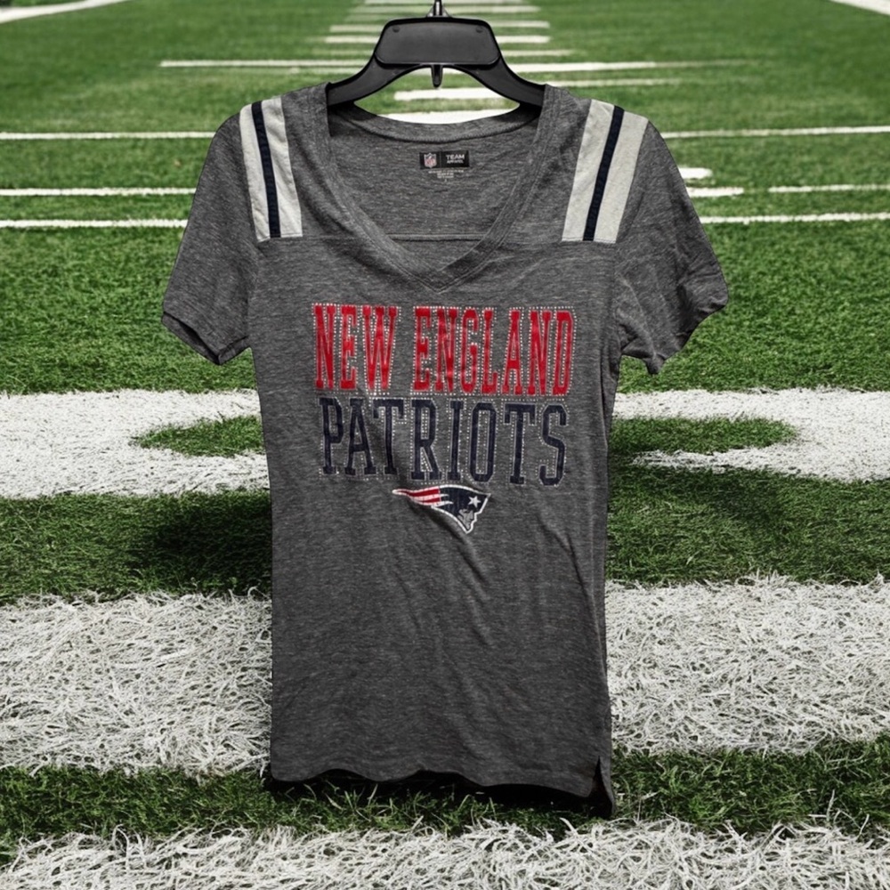 NFL Team Apparel Gray v neck tee Shirt size small with rhinestone highlights